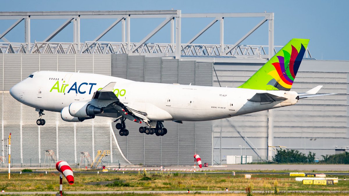 窓跡やドア跡等、旅客機時代の面影が残るコブ長フレイターが大好物ですが、更に-446や-481であれば尚Goodです