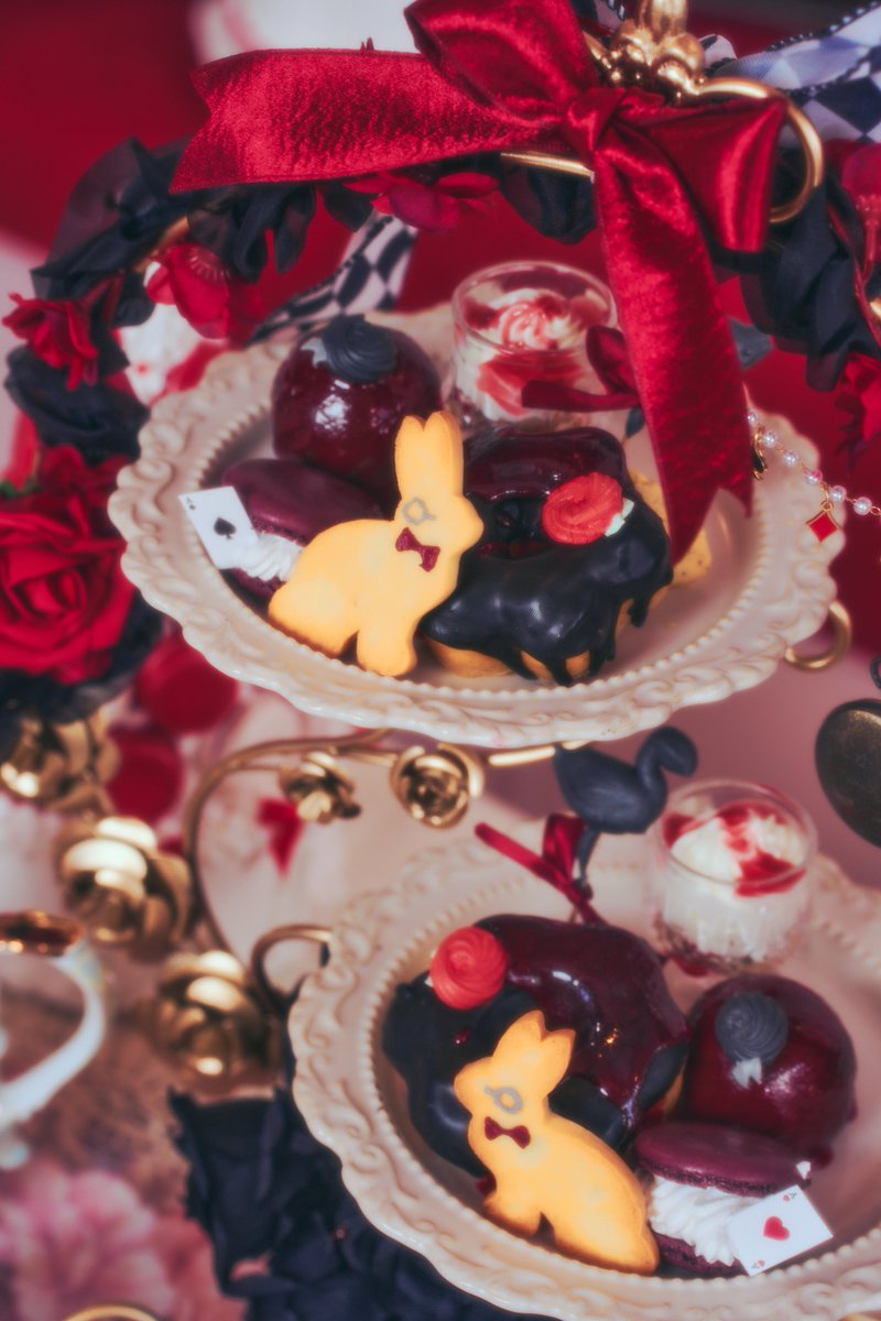 𝐀𝐥𝐢𝐜𝐞 𝐑𝐨𝐬𝐞𝐕𝐚𝐥𝐞𝐧𝐭𝐢𝐧𝐞 𝐚𝐟𝐭𝐞𝐫𝐧𝐨𝐨𝐧 𝐭𝐞𝐚🕰️🥀𝐍𝐢𝐠𝐡𝐭 𝐩𝐚𝐫𝐭𝐲

1/14〜3/14 dinner
📍atelier renard原宿

夜になると、薔薇は赤く染まり、トランプは影を帯び、うさぎは秘密を囁く🃏🥀
昼とは異なるカラーリングで楽しむナイトアフタヌーンティー🐦‍⬛