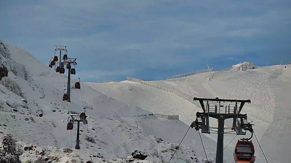 pablogijon's tweet photo. Hoy posiblemente sea uno de los mejores días de lo que va de temporada en #Valgrande-#Pajares. Buena nieve, buen tiempo, temperaturas bajas y encima lunes con muy poca gente...
#nieve #Asturias https://t.co/pAxYJM7a4v