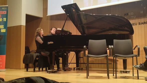 JoanManen's tweet photo. Sala plena a vessar divendres a l'@AteneuBCN arran del concert-presentació del disc Emotio del @nexuspianoduo i del 15è cicle #ElsTeusClàssics. Van participar tb @MarionaVila_, @marcmigo, Moisès Bertran, el president de l'AJM @danielblanchpno i la divulgadora @meritxell_tena https://t.co/PdEV1J8J4v