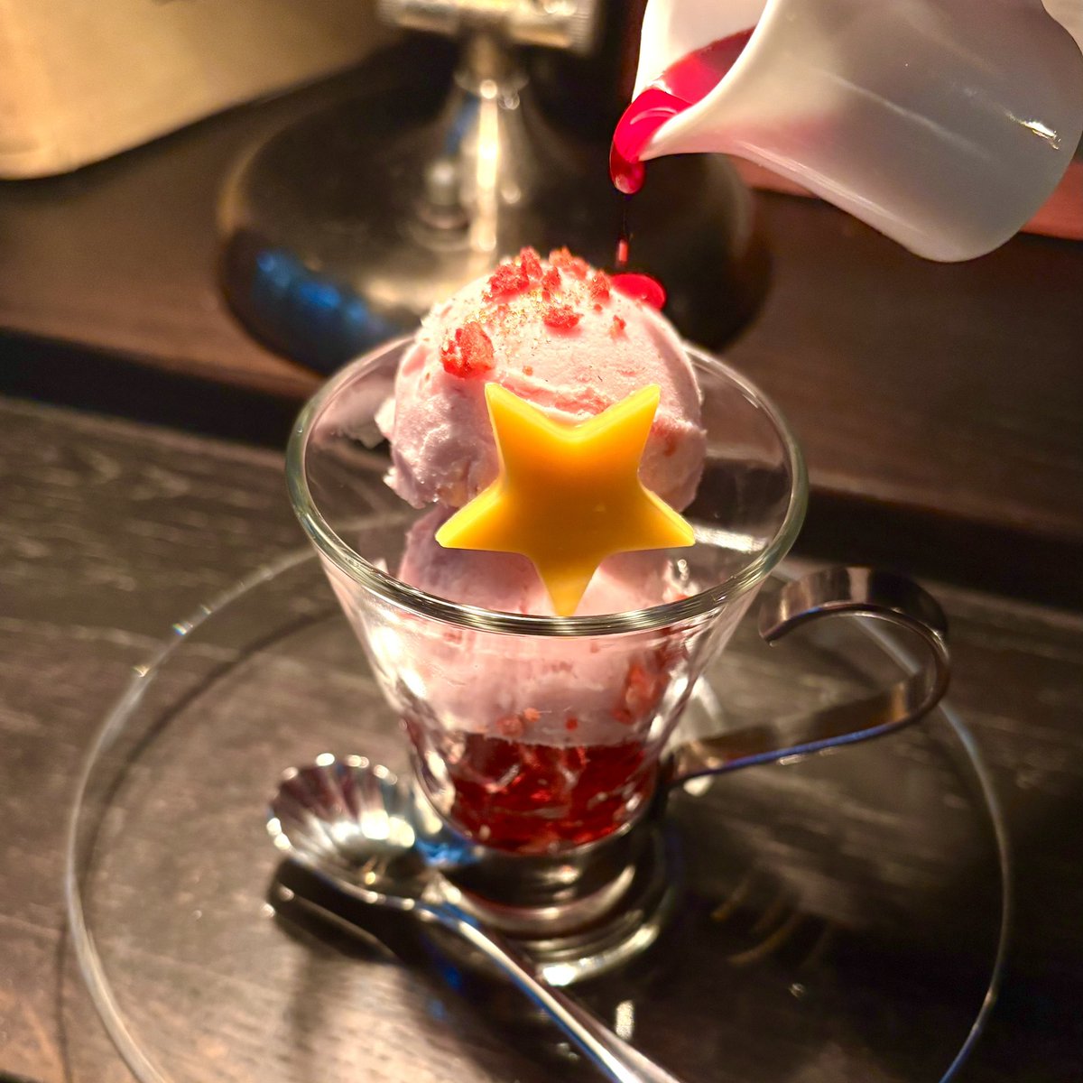 Andart_gallery's tweet photo. 【 秘密のドルチェ 】

あたたかいベリーソースのアフォガード🍓 https://t.co/Jhn9o5vOnp