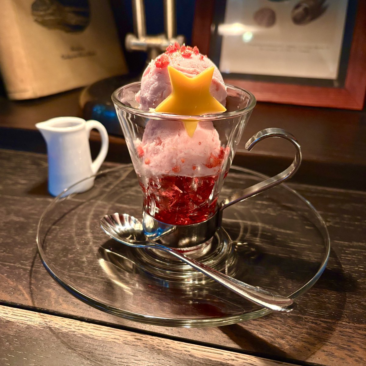 Andart_gallery's tweet photo. 【 秘密のドルチェ 】

あたたかいベリーソースのアフォガード🍓 https://t.co/Jhn9o5vOnp