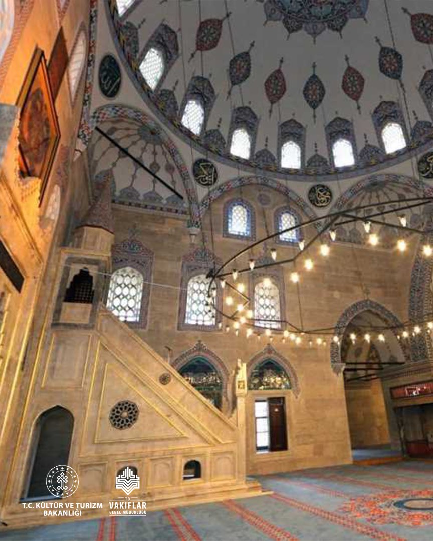 1485–1486 yılları arasında, Osmanlı Sultanı II. Bayezid’in talimatıyla Amasya Sancak Beyi Şehzade Ahmed tarafından inşa ettirilen külliye; cami, medrese, aşhane-imaret ve tabhâneden oluşmaktadır.

İnşa kitâbesine göre 1486 yılında tamamlanan caminin kubbeli mekân kurgusu,