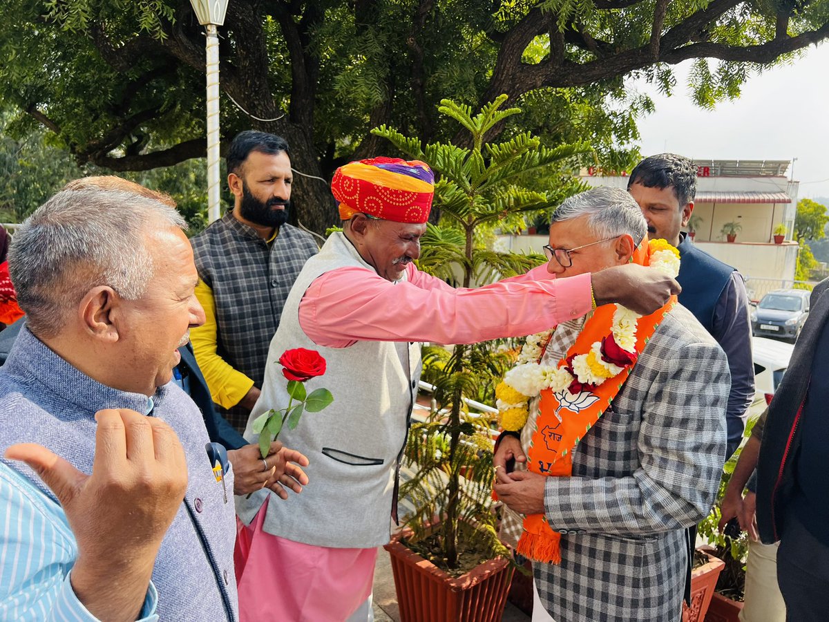 dharmindia51's tweet photo. राज्य तिथि गृह अजमेर पहुंचने पर पार्टी के जिला अध्यक्ष श्री जीतमल प्रजापति जी, श्री सत्यनारायण प्रजापति जी, कैलाश नाथ प्रजापति जी, भंवरलाल प्रजापति जी, जीवन राम प्रजापति जी, अर्जुन लाल प्रजापति जी, नरेंद्र सिंह जी एवं पार्टी कार्यकर्ताओं द्वारा स्वागत किया गया |
#BJP4ViksitBharat https://t.co/oCJT4EV1EO