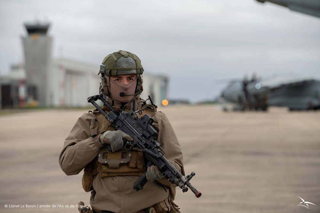 Comment protéger un appareil en opération ?
Sur la BA123 d’Orléans-Bricy, les commandos du #CPA20, appuyés par des équipes cyno, étaient au cœur de l’exercice #AirMobilityProtectionTeam.

Objectif: sécurisation de l’aéronef, détection d'explosifs et protection des équipages.