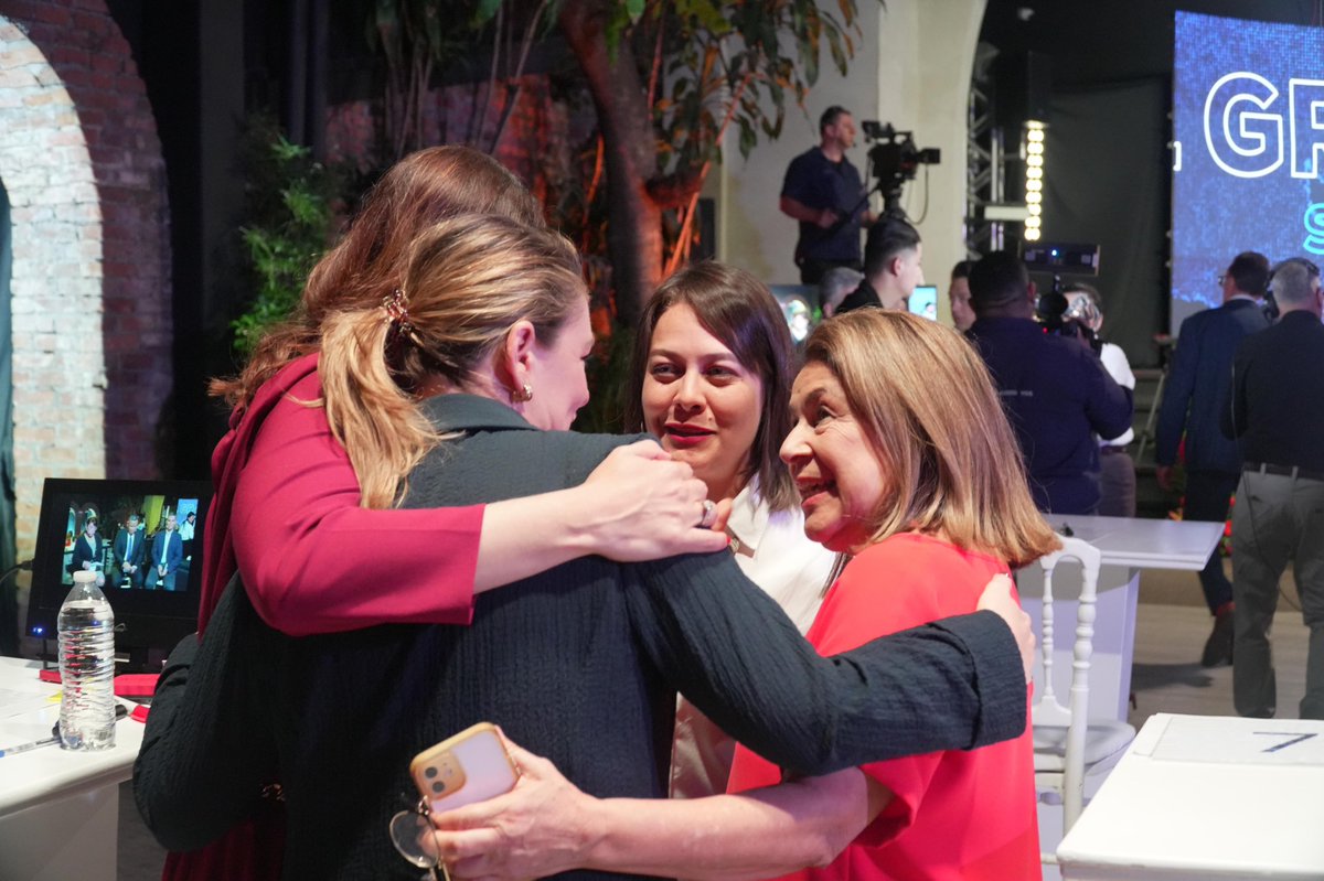 #DebateCR | <a href="/ClaudiaDobles/">Claudia Dobles Camargo</a> demuestra que tenemos propuestas concretas, la educación es la llave del futuro. 

Con Andrea Centeno y Sonia Marta Mora muestra la fortaleza de nuestro equipo y el calibre de nuestras lideresas.

#CanalOPA
#DebatePresidencialHoy