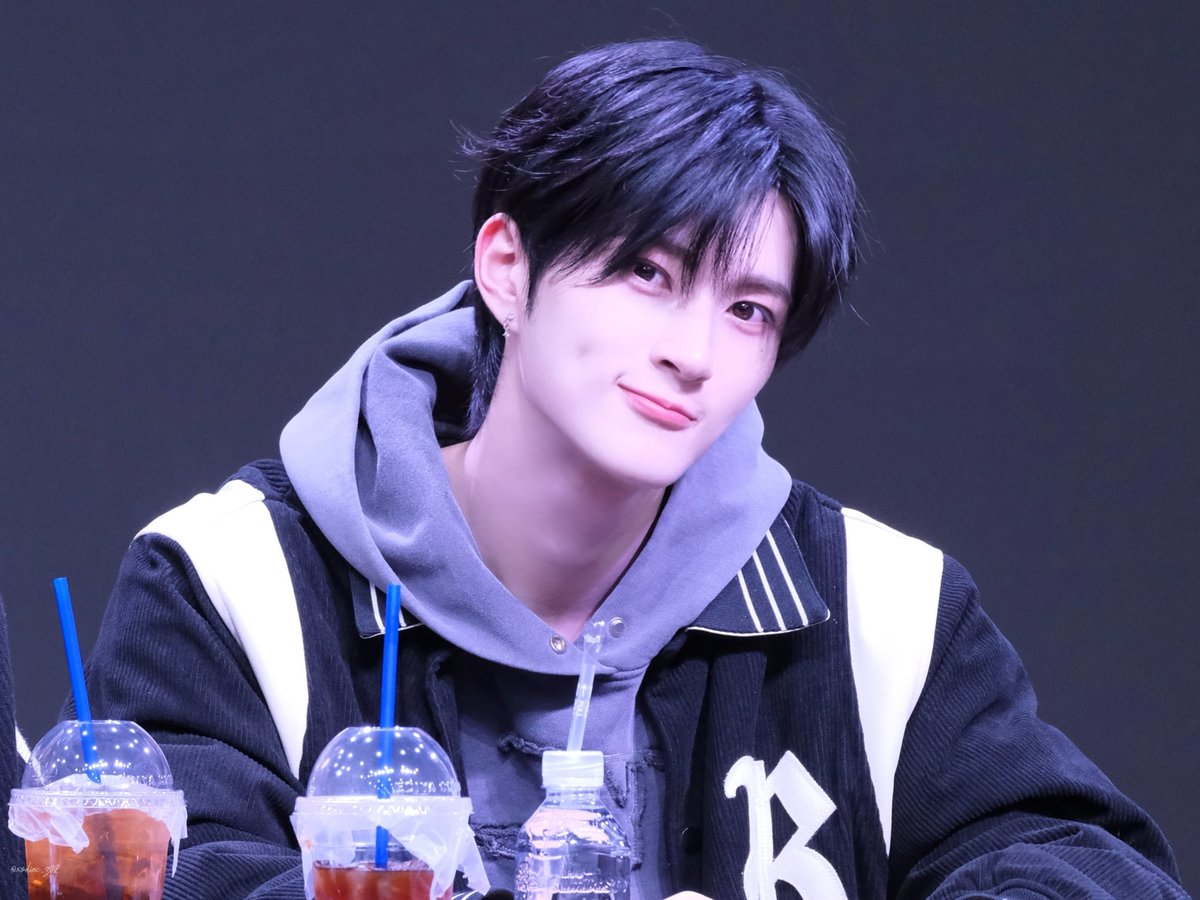 260116 withmuu

mirror sparkle attackㅋㅋㅋ
cheeky boy dimple tho…so cute♡

#XODIAC #소디엑 
#LEO #리오