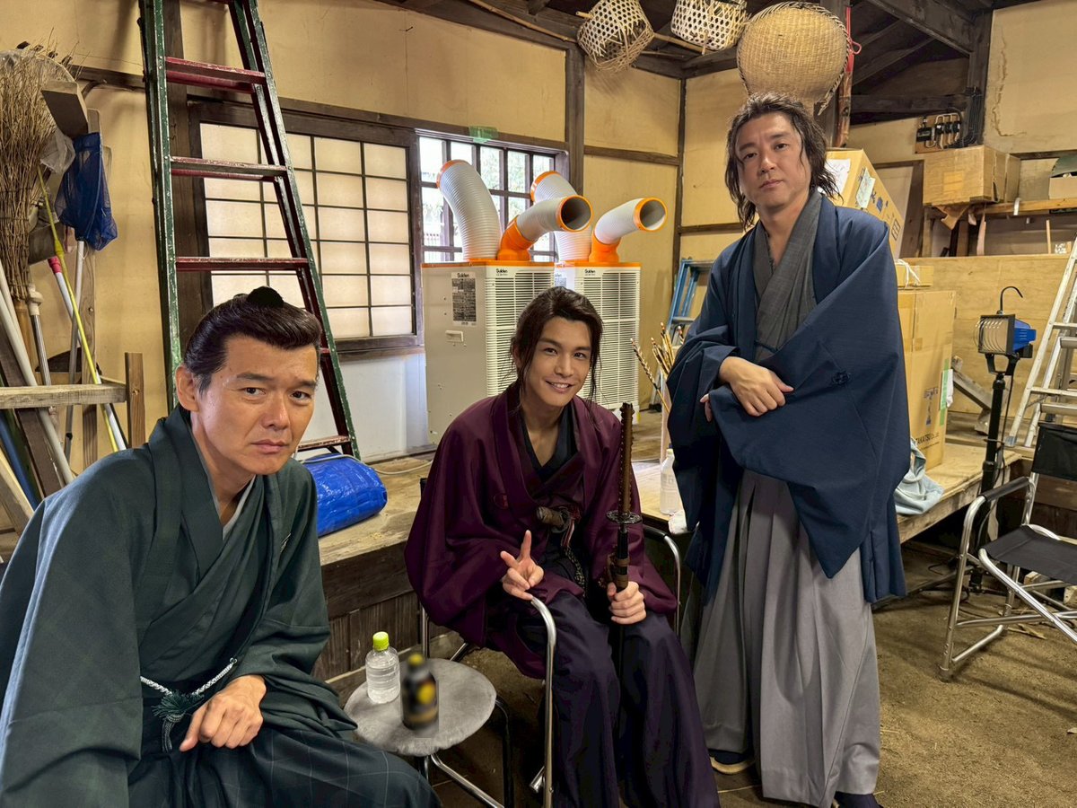 ～新解釈・かわら版～

これより忍び茶屋へッ！
撮影合間の3人をキャッチ📸

本作は"笑い"だけではありません！
手に汗握るキレッキレのアクションも見どころです！

🎬大ヒット上映中
#新解釈幕末伝 
#ムロツヨシ 
#岩田剛典 #渡部篤郎