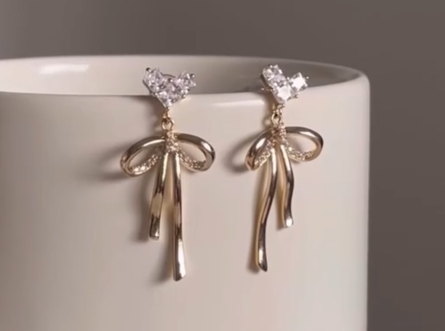 alonepord's tweet image. แนะนำต่างหูร้านนี้เป็น silver 925 &amp;amp; nickel free แพ้ง่ายใส่ได้ แต่ละแบบราคาไม่เกิน 300 บาทคั้บ