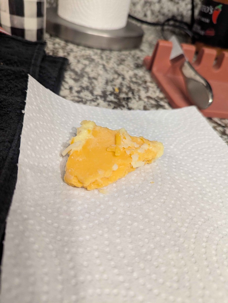 AxelScaar's tweet photo. who put this un shredded cheese in my bag of shredded cheese https://t.co/VMmdW7xvct