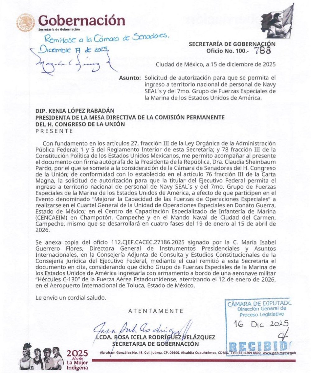 Juan_OrtizMX's tweet photo. 🗳️📌 AVIÓN MILITAR DE EE.UU. ENTRÓ... ¿SIN AUTORIZACIÓN DEL SENADO?

Un avión militar de Estados Unidos aterrizó en México sin que el Senado hubiera autorizado el ingreso.

La aeronave es un Lockheed C-130J Super Hercules, procedente de Texas, que llegó hoy al Aeropuerto Internacional de Toluca.

El vuelo quedó registrado en plataformas de rastreo y fue documentado por usuarios en redes sociales.

La Secretaría de Gobernación, encabezada por Rosa Icela Rodríguez, envió en diciembre una solicitud formal al Senado.

Pedía el ingreso a territorio nacional de personal de Navy SEALs y del 7º Grupo de Fuerzas Especiales de Estados Unidos, para actividades de capacitación entre enero y abril de 2026.

Esa solicitud no ha sido votada.

La Comisión de Marina del Senado, donde debía discutirse, pospuso la sesión.

El Senado tampoco ha sesionado para autorizar el ingreso.

La Constitución, fracción III del artículo 76, faculta exclusivamente al Senado para autorizar el ingreso y tránsito de tropas extranjeras.

Aun así, el avión ingresó.

¿Qué pasó entonces?