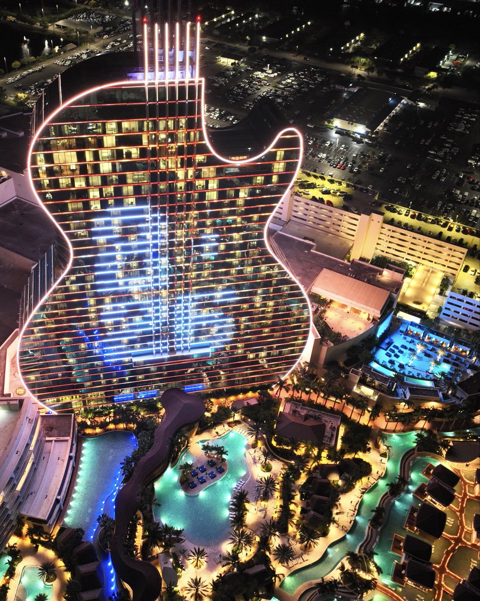 univmiami's tweet image. Twas the night before the @CFBPlayoff National Championship 🧡🏈💚

#gocanes