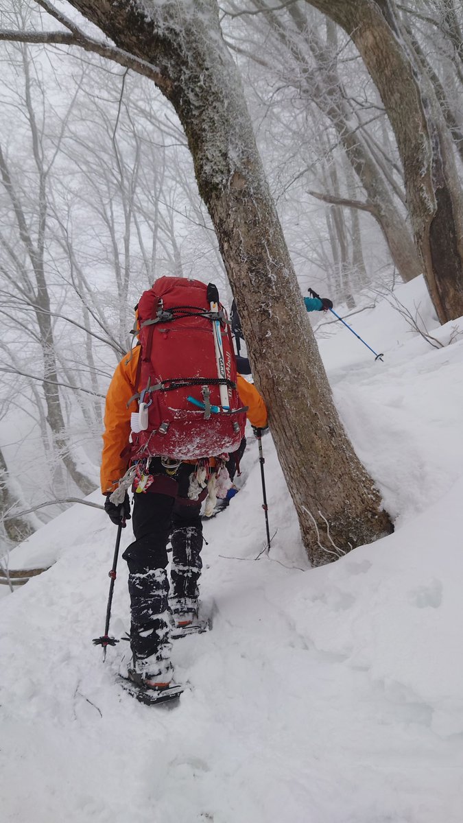 ShoutingJiang's tweet photo. 雪山でのビバーク特訓。
雪洞は楽しいよ!
自分なりのアイスホテルを作ってみたいよね。
#雪洞 #雪山 #スノーシュー https://t.co/2jqrJFPhBU