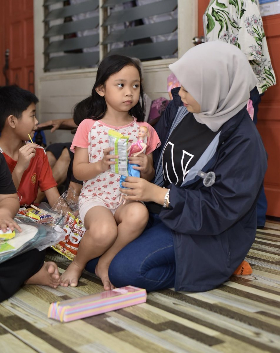 NapsiahKhamis's tweet photo. Kempen kemiskinan haid kepada wanita2 di rumah panjang ukong Miri
Untuk kanak2 kami buat kempen anti buli dan pemberian beg sekolah. 

#periodpoverty
#childdevelopement https://t.co/DGC1qnugZ9