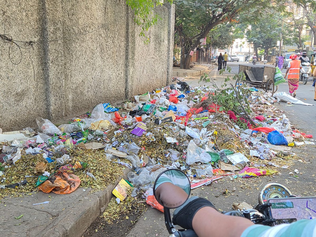 srinim27's tweet photo. @GHMCOnline @DC_Kavadiguda @DEESWM_CIRCLE40 @CommissionrGHMC This is the state of affairs as of this morning. Is something being done to address this ASAP https://t.co/i3cE97VFeQ
