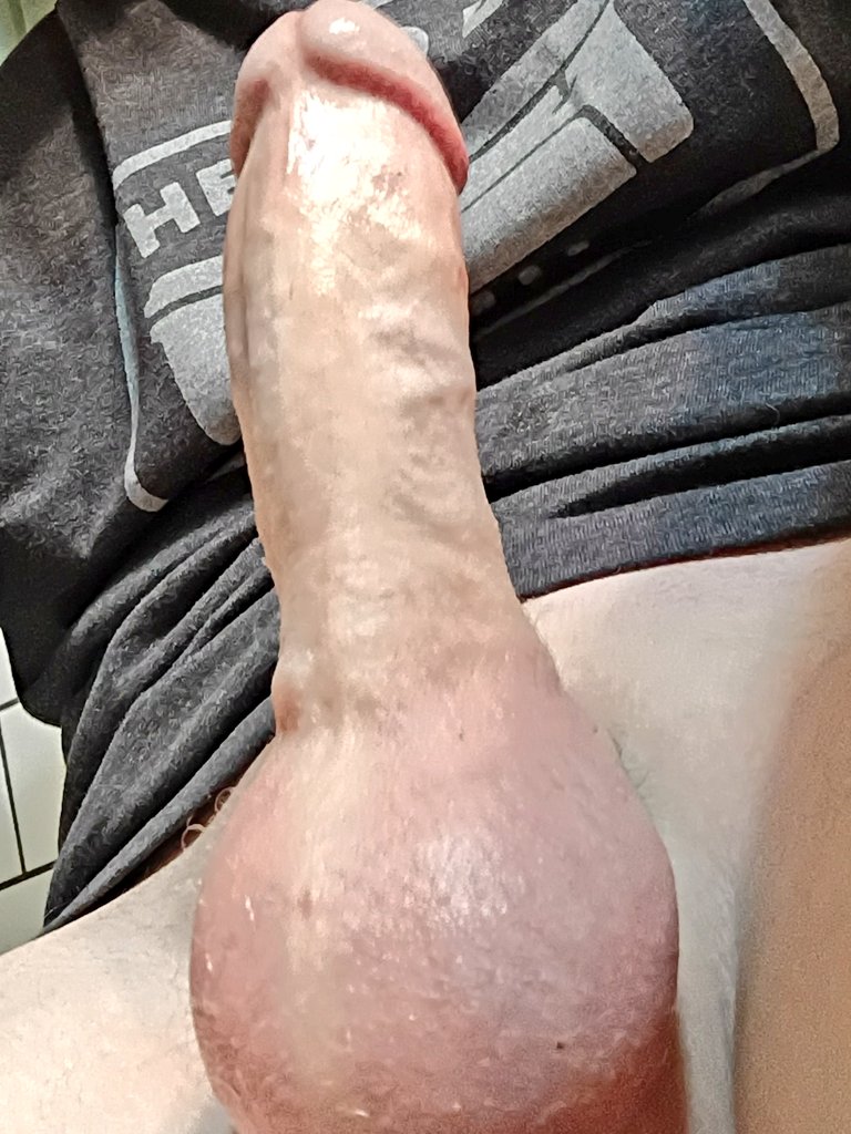 Danny36908124's tweet photo. Hey Ladies how many licks does it take to get to my CREAMY CENTER?! https://t.co/Un66Gyp6tN