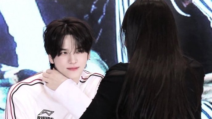 wolfddoi's tweet image. gua mati sih kalo di tatap shinyu begini