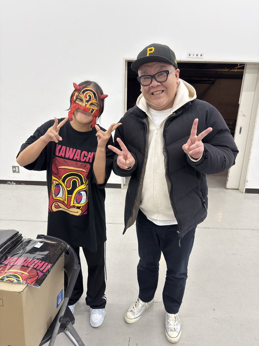 JyagaBar's tweet image. 今回のジャガバープレゼンツマッチは🎁
桃野美桜選手vsCoCo選手
ええ試合じゃった✨
緊張しながらMYWAYさんの物販で撮っていただいた
かわちぃCoCo選手と顔のデカいオッサン😱
また見たい❗️全試合喰うてました
桃野選手にはたどり着けず。。。無念😭
次回こそ
#CoCo
#MYWAY
#jyagaBar
#ジャガバー