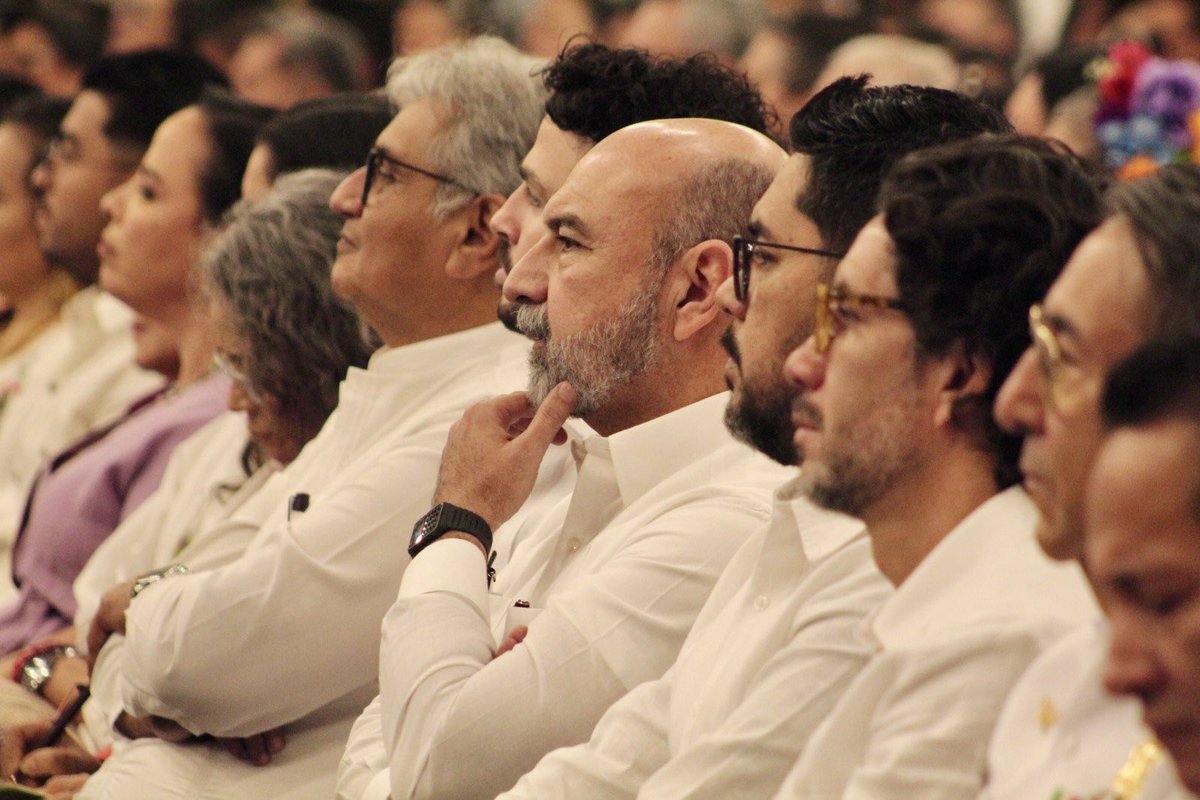 Mi reconocimiento y felicitación al Gobernador <a href="/huachodiazmena/">Joaquín Díaz Mena</a> por presentar ante la sociedad yucateca su Primer Informe de Gobierno del Renacimiento Maya con Rumbo Claro y Gobierno Cercano hacia la transformación de Yucatán.

#RumboyCercania #RenacimientoMaya #Yucatán