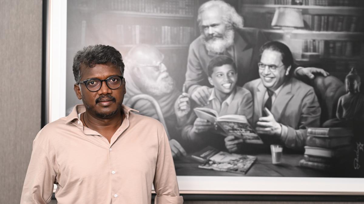 KariKalankiru's tweet photo. நான் பெரியாரை விட மிகச்சிறந்த சிந்தனையாளன் என என்னை நிரூபிக்க வேண்டும் என்றால் பெரியாரை திட்டி நிரூபிக்க கூடாது. அதற்கும் மேலானதாக சிந்திக்கவேண்டும்.

"பெரியாரை புரிந்து கொள்வது சாதாரணமான விஷயம் கிடையாது. அவர் எப்போதும் நம்மை மேம்படுத்துவதற்கான விஷயங்களையே சொல்லி இருக்கிறார். 

இன்னும் பெரியாரை வாசிக்க வாசிக்க, நன்றாக பேச கற்றுக்கொள்ளலாம். பின்பு அவரையே எதிர்த்துப் பேசலாம். இன்னொன்று அவரைப் பற்றி பேசும் போது மட்டும் தான் நீங்கள் பெரிய ஆளாக முடியும். 

ஆசானை மீறுவது என்ற ஒன்று உண்டு. ஆனால் ஆசானை மீறுவது என்பது ஆசானை குறை சொல்லி அல்ல, ஆசான் உங்களை பாராட்ட வேண்டும். `என்னை விட பெரிய இயக்குநர் ஆக வேண்டும். அப்போதுதான் நான் உனக்கு சரியாக கற்றுக் கொடுத்திருக்கிறேன் என அர்த்தம்' என ராம் சார் என்னிடம் சொல்வார். 

எனவே நான் பெரியாரை விட மிகச்சிறந்த சிந்தனையாளன் என என்னை நிரூபிக்க வேண்டும் என்றால் பெரியாரை திட்டி நிரூபிக்க கூடாது. 

பெரியாரின் நோக்கங்களை நிறைவேற்றுவதில் தீவிரமாக இயங்குவதே செய்ய வேண்டியது.

எதை மக்களிடம் சேர்க்கிறோம் என்பது மிக முக்கியமானது. வன்மத்தையும், வெறுப்புணர்ச்சியையும், பிரிவினையையும் கொடுப்பது சாதனை கிடையாது. எல்லாவற்றையும் இணைப்பது.

அது ஜெயிப்போமா, தோற்போமா என்று தெரியாத யுத்தம். ஆனால் சாகும் வரை அந்த யுத்தத்தை நிகழ்த்திக் கொண்டே இருந்தீர்கள் என்பதே உங்கள் வாழ்வின் உன்னதமான நிலை. 

அந்த உன்னத நிலை தான் பெரியார் என புரிந்து கொண்டேன் நான்.

இயக்குனர்.
மாரி செல்வராஜ் 🔥🔥