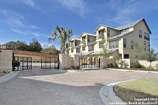 SafetyNotorious's tweet image. This ICE doxxer has been identified as 36 year old restaurant worker Simone Marie Gardner, of San Antonio, TX.

She said nobody could find her and is waiting for the FBI to visit her. I hope they do.