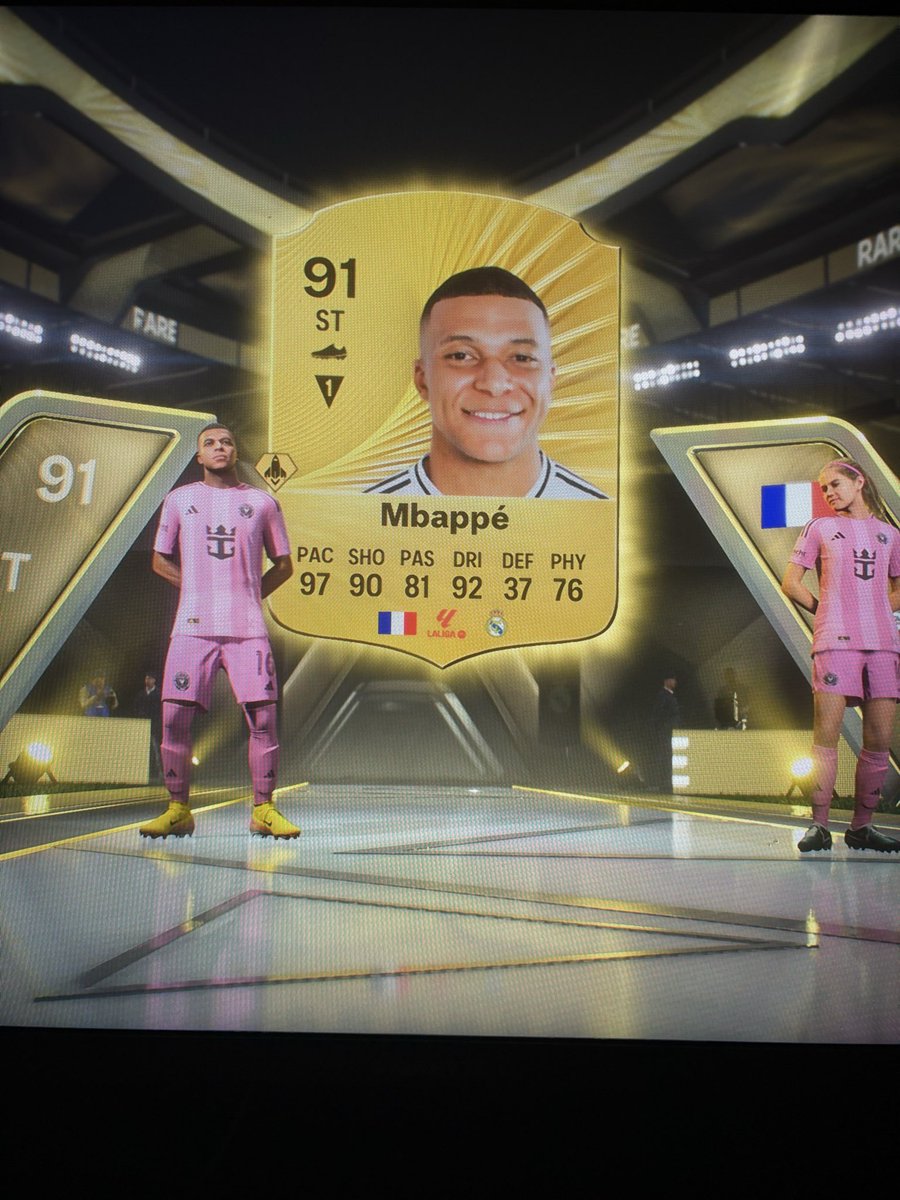 rayb4nds's tweet photo. I didn’t get a TOTY but we got this instead I’ll take it #TOTY #TOTY26 #FC26 https://t.co/SFYUdijohE