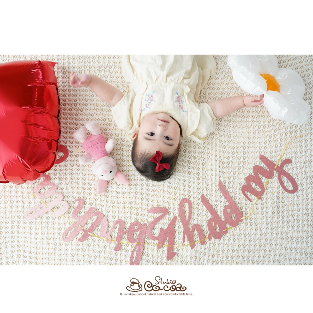 🎈👶📸 ハーフバースデーの今だけの表情。 ガーランドと一緒に