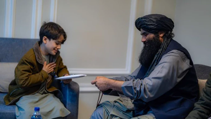 انتقاد از ستایش سراج الدین حقانی از کودک نابغه در میان ممنوعیت آموزش