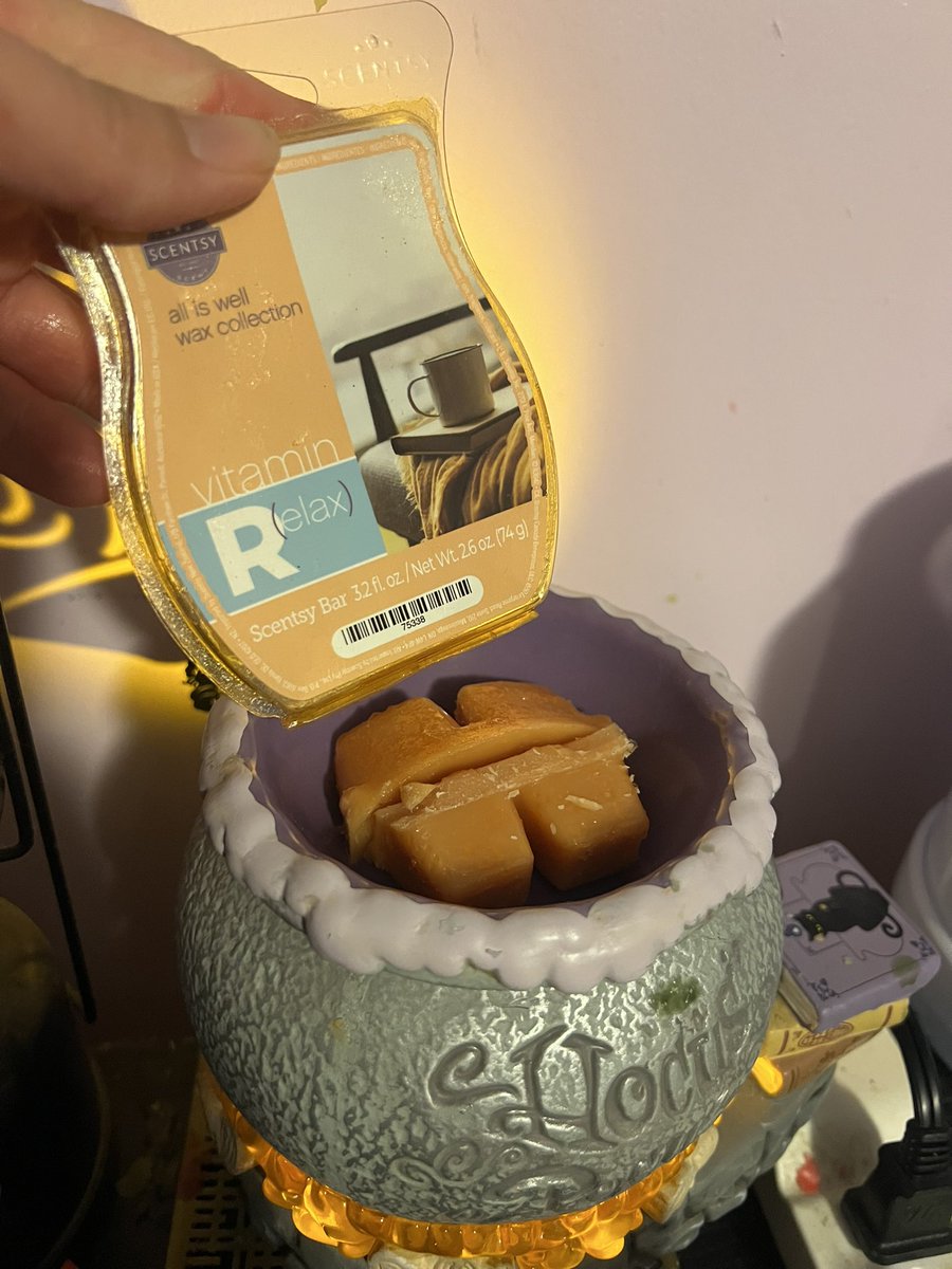 indigorainx0's tweet photo. Decided to change my wax tonight and it smells so good #scentsy @scentsy https://t.co/e9pSUD5psz