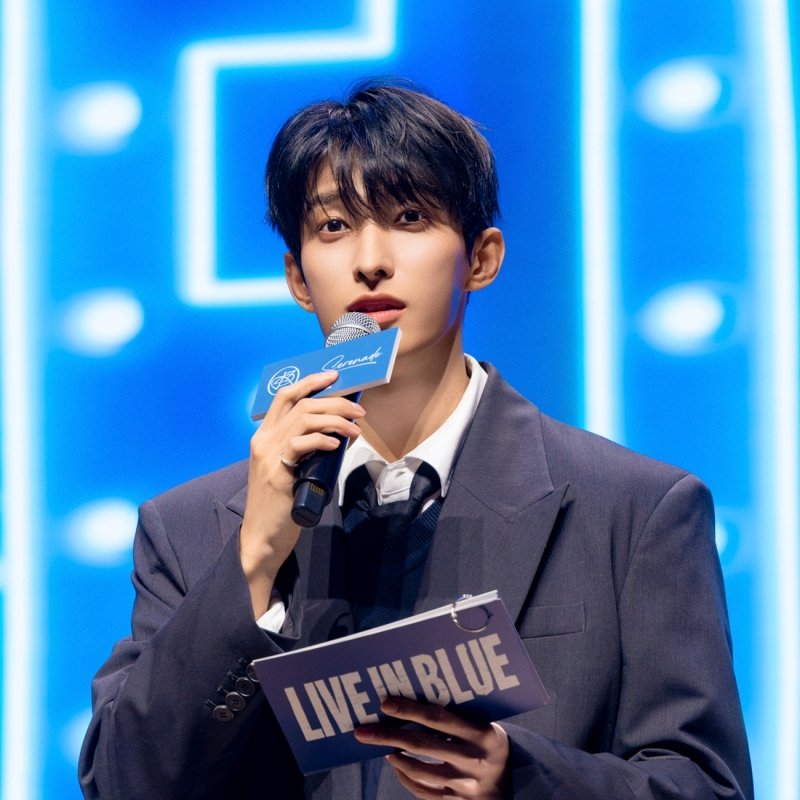imbcenews's tweet photo. 세븐틴 도겸·승관, '블루'로 물들인 겨울밤…팬 파티 성료 
#SEVENTEEN #세븐틴 #SVT #도겸 #DK #DOKYEOM 
#승관 #SEUNGKWAN #부승관 #유닛결성 #신곡발매 
#Blue #블루 #팬파티 #소야곡 #미니1집 #iMBC연예 

팬 파티는 재즈 바에서 펼쳐지는 라이브 공연 형태로 꾸며졌다. 

도겸X승관은 타이틀곡 ‘Blue’와 수록곡 ‘Guilty Pleasure’뿐 아니라 신보에 실린 ‘Rockstar (DK Solo)’, ‘Silence’, ‘Dream Serenade (SEUNGKWAN Solo)’, ‘Prelude of love’를 피아노 연주에 맞춰 짧게 들려줬다. 

곡의 일부만 불렀음에도 ‘메보즈’의 명성에 걸맞은 가창력이 돋보였다.

또한 도겸X승관은 서로의 솔로곡을 즉석에서 바꿔 부르며 각기 다른 매력의 음색을 뽐냈다. 

무반주로도 흠잡을 데 없이 노래를 소화하는 이들에게 팬들은 폭발적인 환호로 화답했다. 

최근 온라인에서 화제를 모은 ‘Blue’ 보컬 챌린지를 캐럿(CARAT.팬덤명)의 ‘떼창 화음’으로 완성하는 진풍경도 펼쳐졌다.

🔗https://t.co/ukp6lQogxv