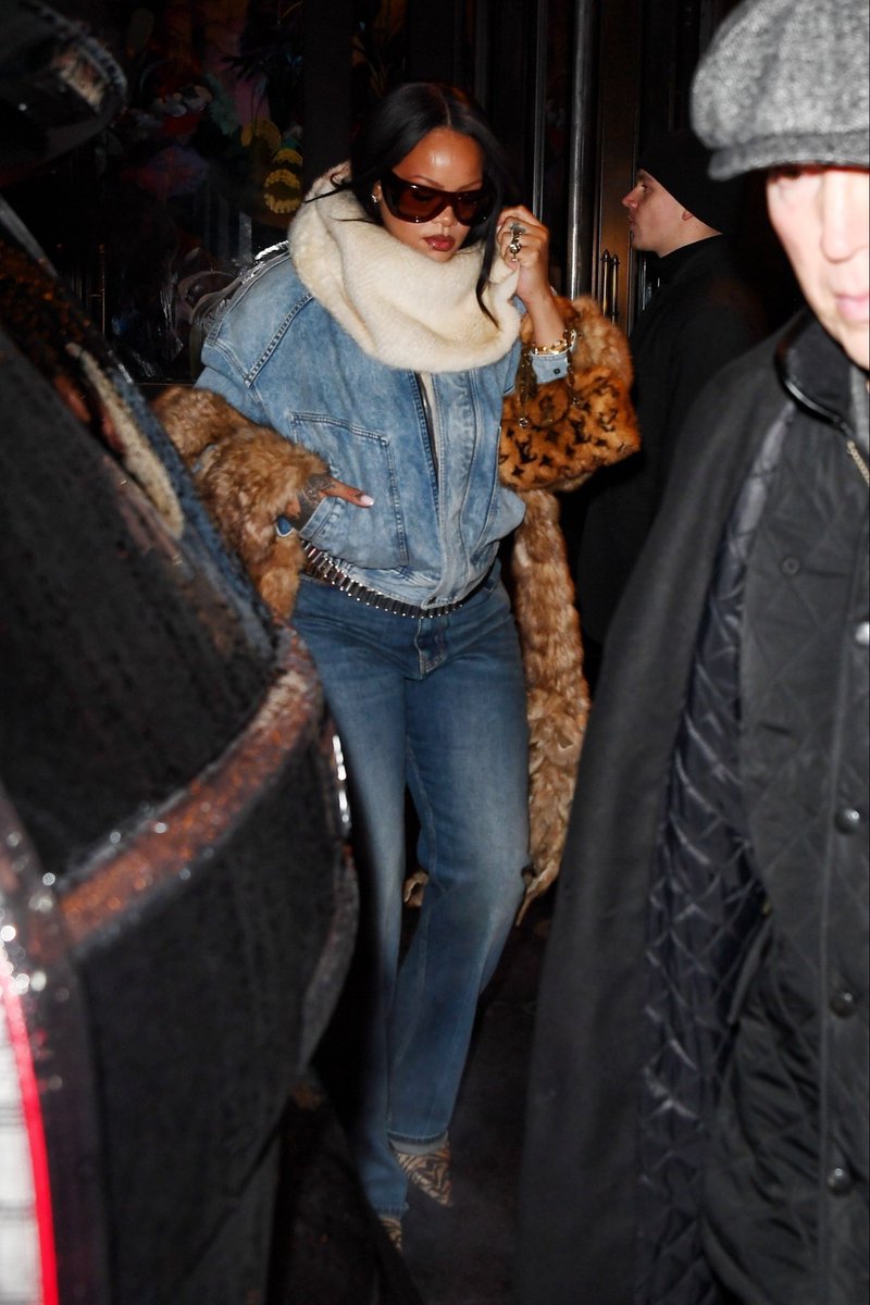 Galerie_Rihanna's tweet photo. Rihanna in New York tonight. https://t.co/WrERSGIJd1