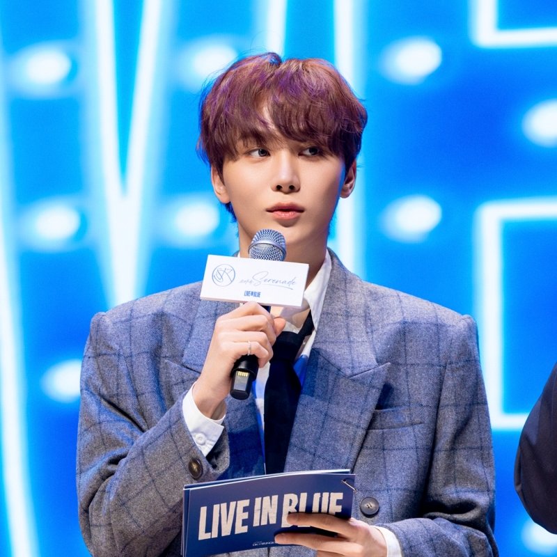 imbcenews's tweet photo. 세븐틴 도겸·승관, '블루'로 물들인 겨울밤…팬 파티 성료 
#SEVENTEEN #세븐틴 #SVT #도겸 #DK #DOKYEOM 
#승관 #SEUNGKWAN #부승관 #유닛결성 #신곡발매 
#Blue #블루 #팬파티 #소야곡 #미니1집 #iMBC연예 

팬 파티는 재즈 바에서 펼쳐지는 라이브 공연 형태로 꾸며졌다. 

도겸X승관은 타이틀곡 ‘Blue’와 수록곡 ‘Guilty Pleasure’뿐 아니라 신보에 실린 ‘Rockstar (DK Solo)’, ‘Silence’, ‘Dream Serenade (SEUNGKWAN Solo)’, ‘Prelude of love’를 피아노 연주에 맞춰 짧게 들려줬다. 

곡의 일부만 불렀음에도 ‘메보즈’의 명성에 걸맞은 가창력이 돋보였다.

또한 도겸X승관은 서로의 솔로곡을 즉석에서 바꿔 부르며 각기 다른 매력의 음색을 뽐냈다. 

무반주로도 흠잡을 데 없이 노래를 소화하는 이들에게 팬들은 폭발적인 환호로 화답했다. 

최근 온라인에서 화제를 모은 ‘Blue’ 보컬 챌린지를 캐럿(CARAT.팬덤명)의 ‘떼창 화음’으로 완성하는 진풍경도 펼쳐졌다.

🔗https://t.co/ukp6lQogxv