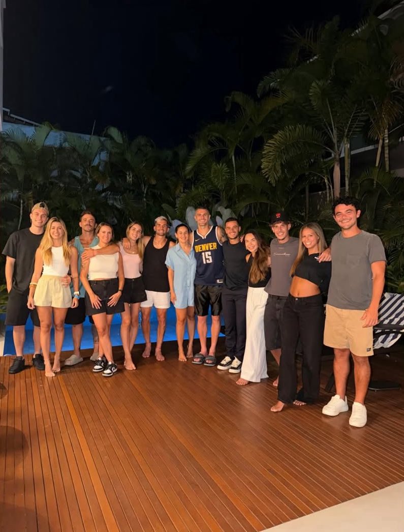 are_cruzmaltina's tweet photo. 💢🇦🇷🏴‍☠️ A turma reunida se despedindo de Pablo Vegetti e sua família.

Valeu, Vegetti! 🏴‍☠️🫵🏻💢 https://t.co/U7p0cdABTu
