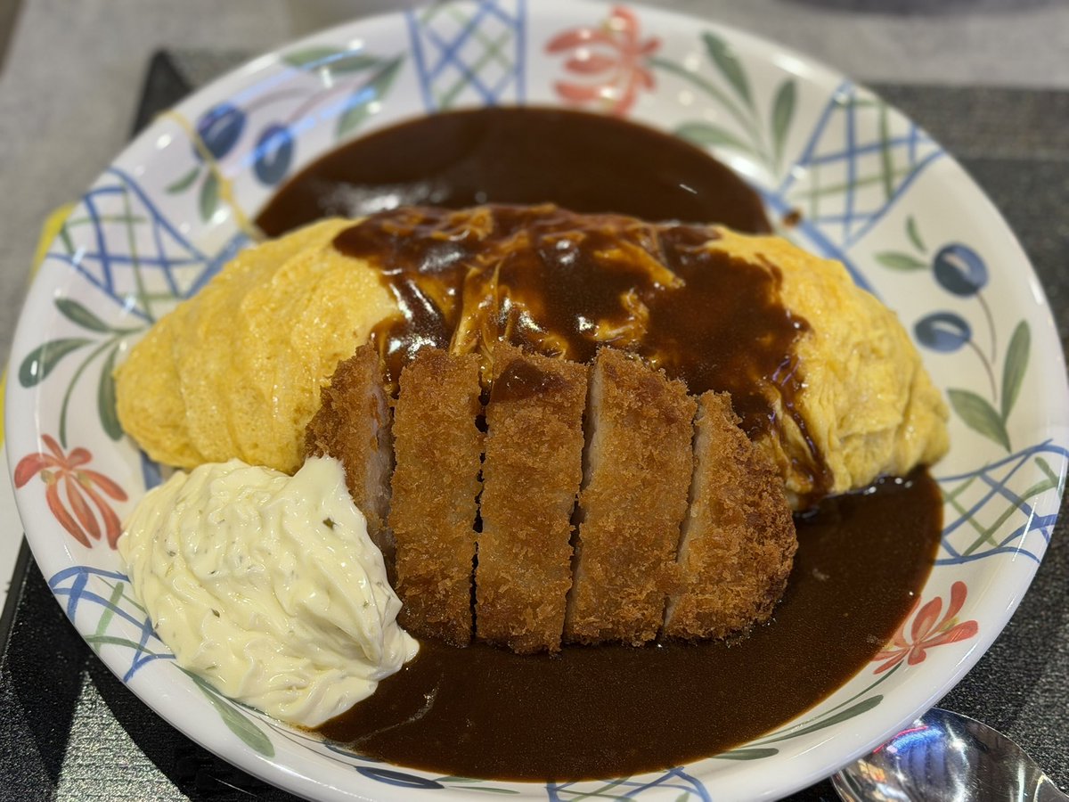 UsePon's tweet image. お昼ごはんはフードコートでオムライス😋