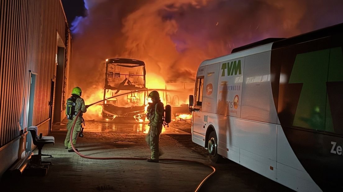 Meerdere bussen in vlammen op bij bedrijf