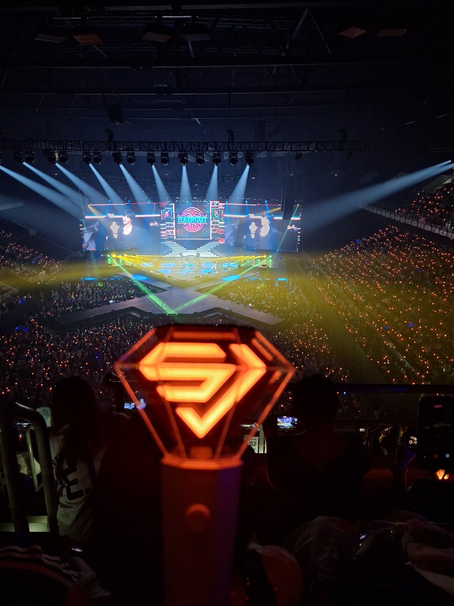 hyuksberry's tweet photo. SuJubong in different colours 💙💚🩷🧡😍 #SS10inKL https://t.co/aufRpUHJy2