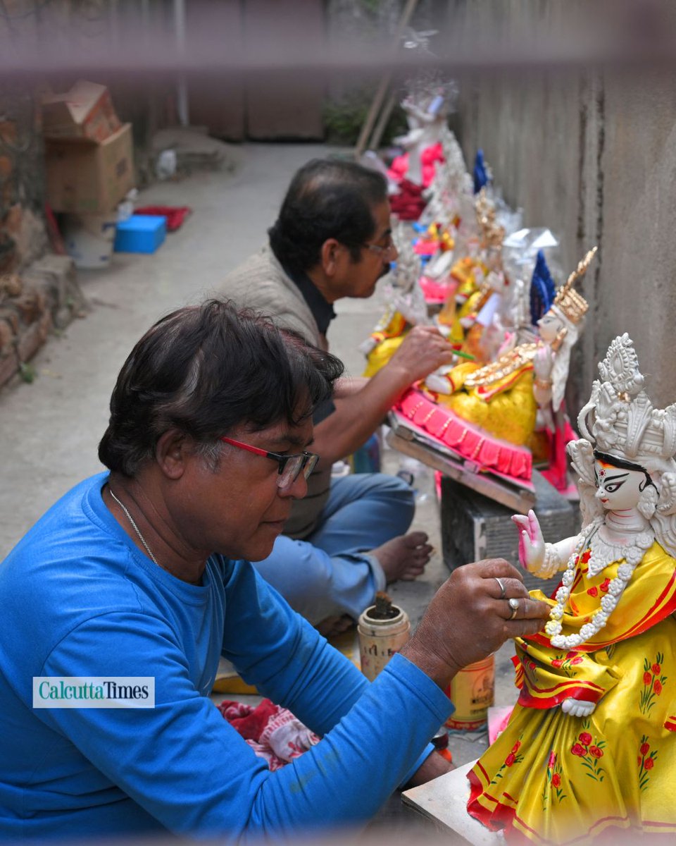 Calcutta_Times's tweet photo. Round faces, glassy eyes and doll-like charm 🌼🎨 This Saraswati Puja, Kolkata is falling in love with a softer, cuter version of the goddess — and the trend is everywhere.
Tradition just got an adorable update 💛
#SaraswatiPuja #Kumartuli #IdolMaking #FestiveTrends https://t.co/jP1F54snQu