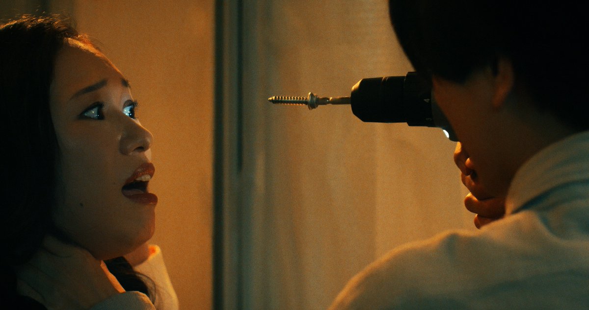 【閲覧注意】“人体で椅子を作る”グロすぎる映画『インコンプリート・チェアーズ』1月23日に公開へ
news.denfaminicogamer.jp/news/260119p

椅子職人が人間の身体を“素材”として集めるために凄惨な殺人を重ねていく、R18ハードコア・スラッシャー・ムービー。公式では、血骨飛び散るヤバい予告編も公開中