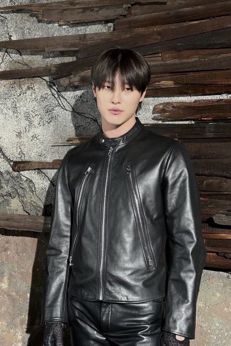 _yuleaves's tweet image. 사실 저는 이 레더자켓 콤이 있어요