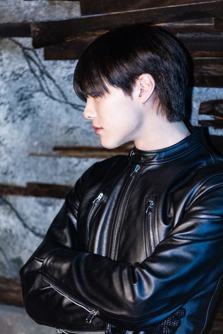 _yuleaves's tweet image. 사실 저는 이 레더자켓 콤이 있어요