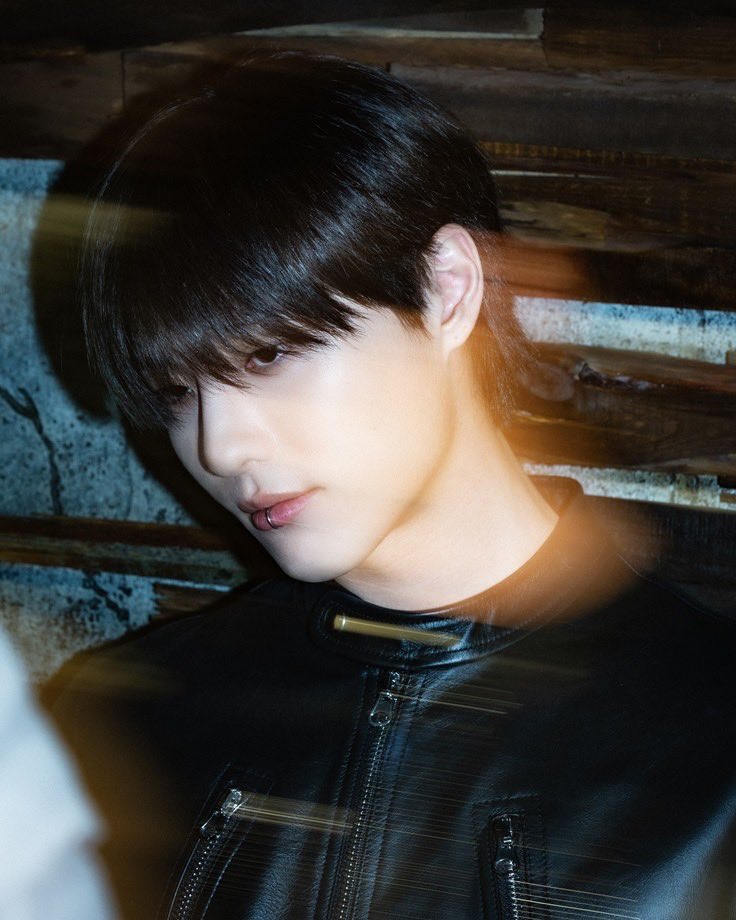 _yuleaves's tweet image. 사실 저는 이 레더자켓 콤이 있어요