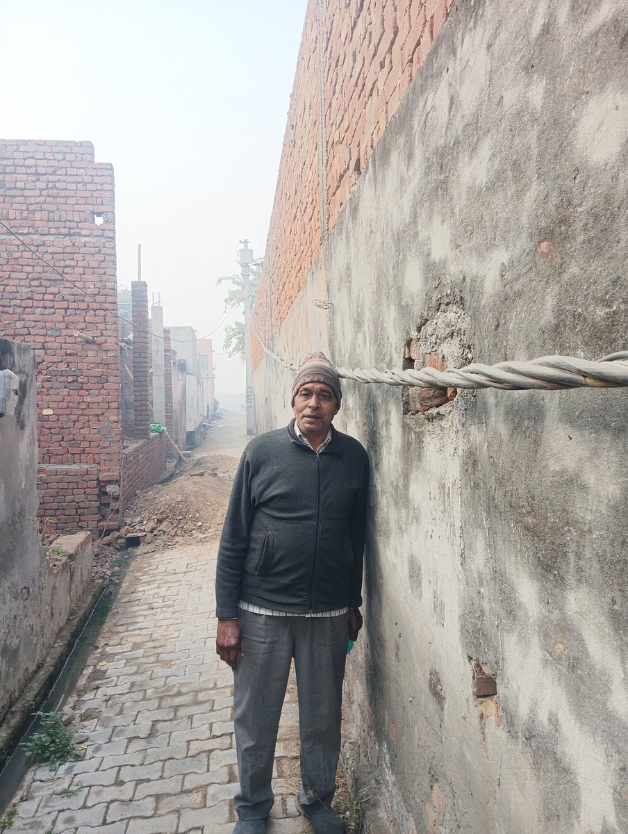 RSinghawali's tweet photo. महोदय निवेदन है कि बिजली की लाइन से रोज खतरा रहता है बहुत बार लोग करंट लगने से भी बचे है। आपसे निवेदन है कि लाइन को ऊपर की तरफ कराने की किर्पया करे। 
राजेन्द्र यादव
मो. 9910276294
गांव सिंघावली अहीर जिओ टावर के पास
@pvvnlbaghpat @UPPCLLKO @BagpatDm @NEWSBAGHPAT @IYogeshDhama https://t.co/6DTJB4LRo8