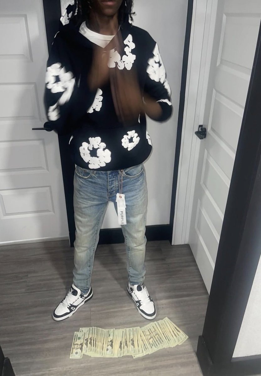 NotDoubleGk's tweet photo. I got some shit that’s tha size of a arm Ik how ta use it but hard to pronounce 🔥🩸 https://t.co/YEGVf1uIpI