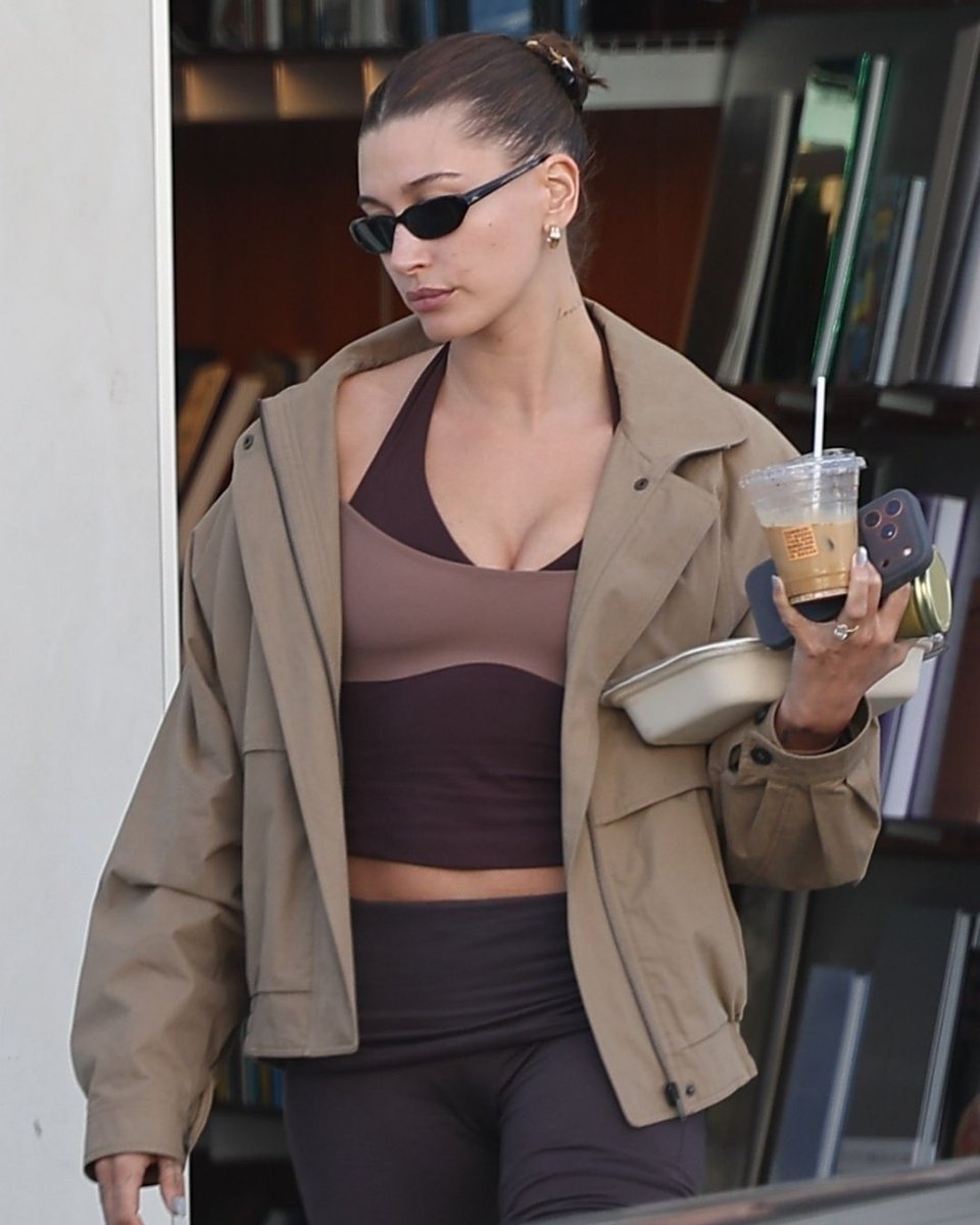 vogueturkiye's tweet image. West Hollywood'daki bir kafeden kahve alırken görüntülenen #HaileyBieber, #athleisure stiline getirdiği yüksek moda yorumuyla dikkat çekti. Bieber’ın sneaker tercihi Mm6 #MaisonMargiela x #Salomon Xt-4 Mules.

Fotoğraf: Backgrid USA