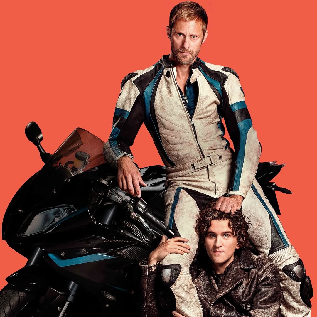 Gloriosa escena de Colin y Ray, enfundados en cuero, uno sujetándose al otro, montados en la moto, mientras recorren la noche inglesa a cámara lenta. Suena Gymnopedie, de Satie, para subrayar que la fantasía del amo y el esclavo así como la belleza no son eternas. Pura fugacidad.