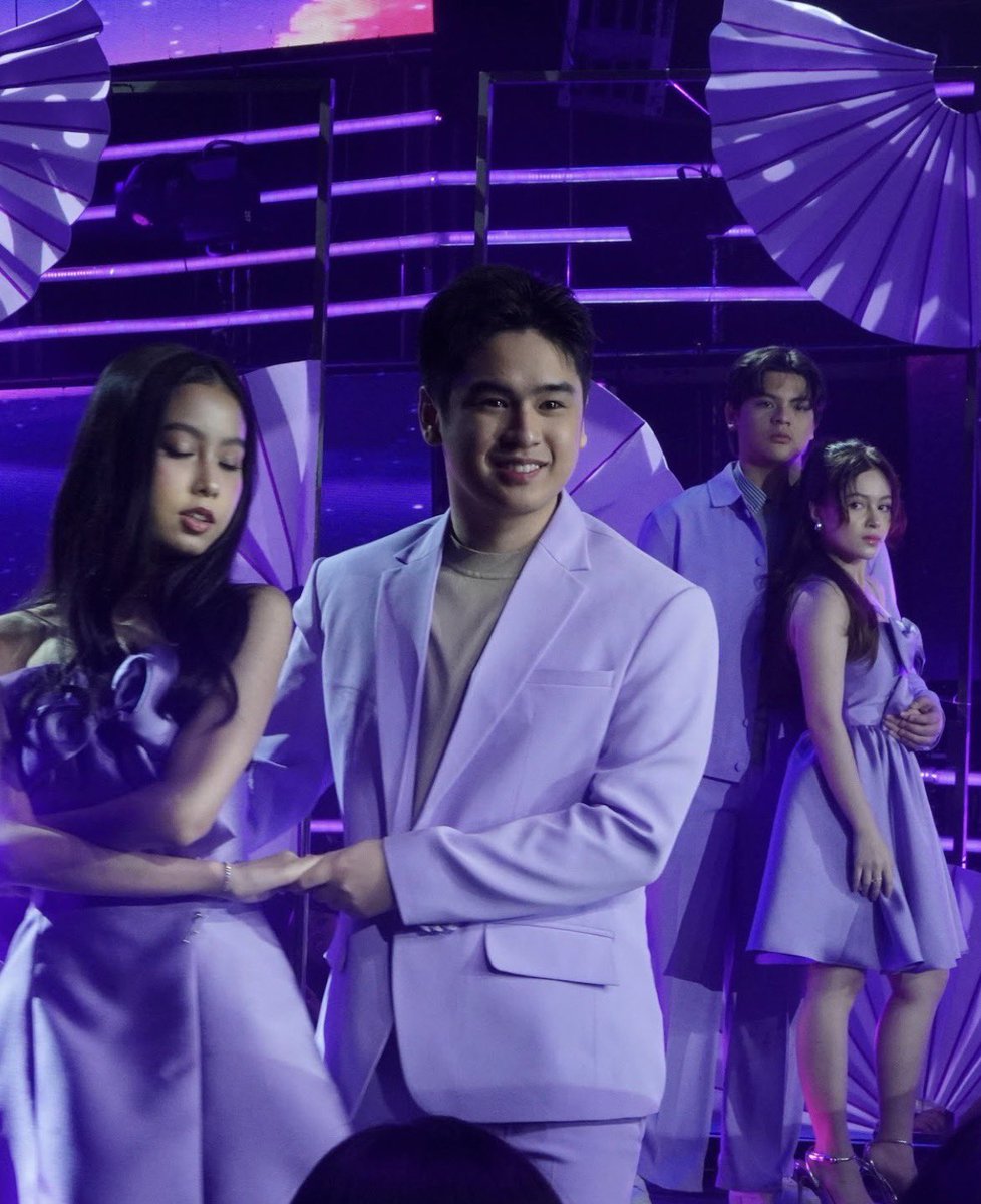 JuaneSibs's tweet image. Sumasayaw sila dito napanuod ko pero itong photo now ko palang Nakita! grabe yung in character ni KRYSTAL Yung emotion na makikita mo Selos at Sakit #KrystalMejes 

Ccto