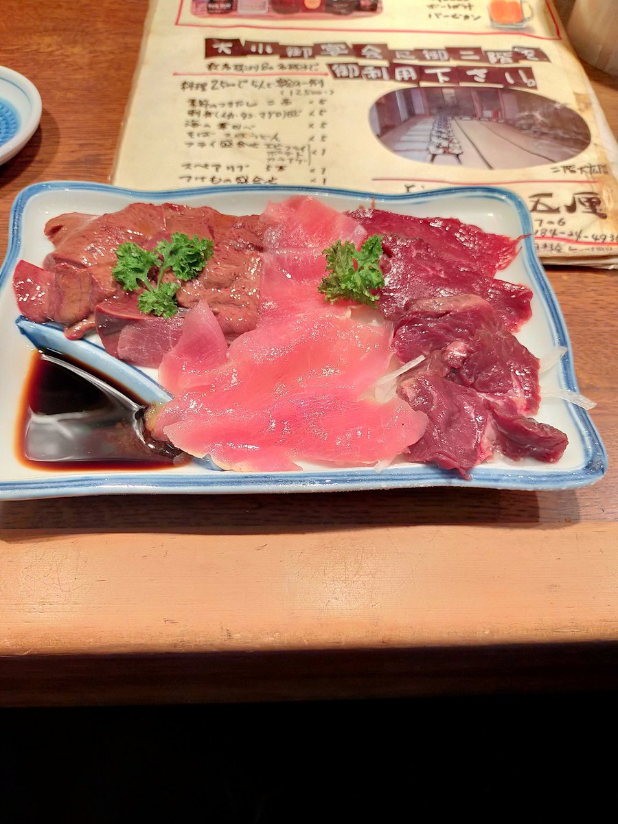 2012studioCRAZE's tweet photo. ふと思い年間どれくらいラーメン屋に行くのかなと。
メモです。1/19現在
1めん丸　辛みそＬ
2ラーメンキッチンkai  辛鶏太郎
3大吉　激辛ミソ
4めん丸　辛みそＬ
5大吉　ジャンから（しょうゆ）
6ラーメン勝負　広東麺
写真は、昨日の某居酒屋さん。由利本荘市内
ダチョウの刺し身（人生初） https://t.co/DwO6psdQKG
