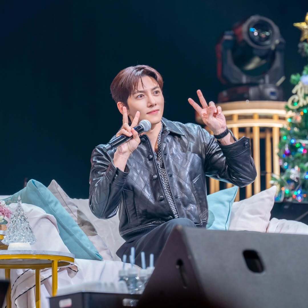 JCW_RUBEUS_JPFC's tweet photo. [#SPRINGCOMPANY Instagram]
[Behind]

<2025 Ji Chang Wook Japan Fan Meeting  〜Winter With W(ユー)〜> ビハインド📸

みんなが幸せだった、あの日の思い出🎄✨️

#チ・チャンウク #지창욱 #JiChangWookArchive

https://t.co/eUv3kPI7nQ https://t.co/jQHOxSrd3b