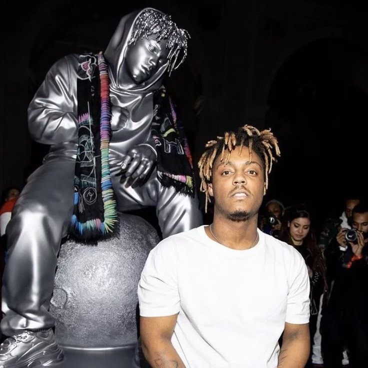 flamexcult's tweet image. When Juice WRLD was presented a statue at Spotify's RapCaviar Pantheon 🔥

This statue is now at Interscope Records office 🕊