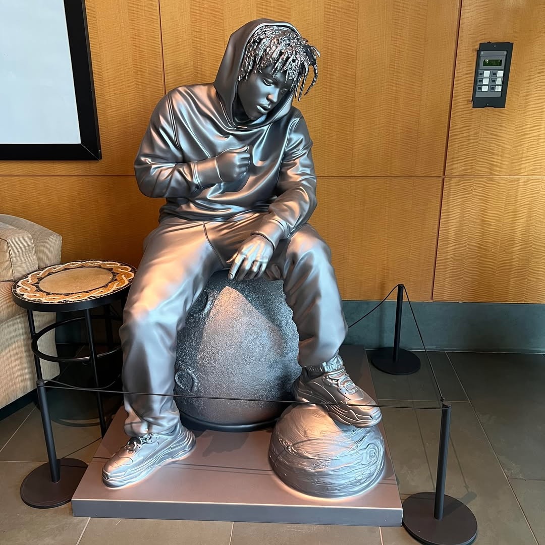 flamexcult's tweet image. When Juice WRLD was presented a statue at Spotify's RapCaviar Pantheon 🔥

This statue is now at Interscope Records office 🕊